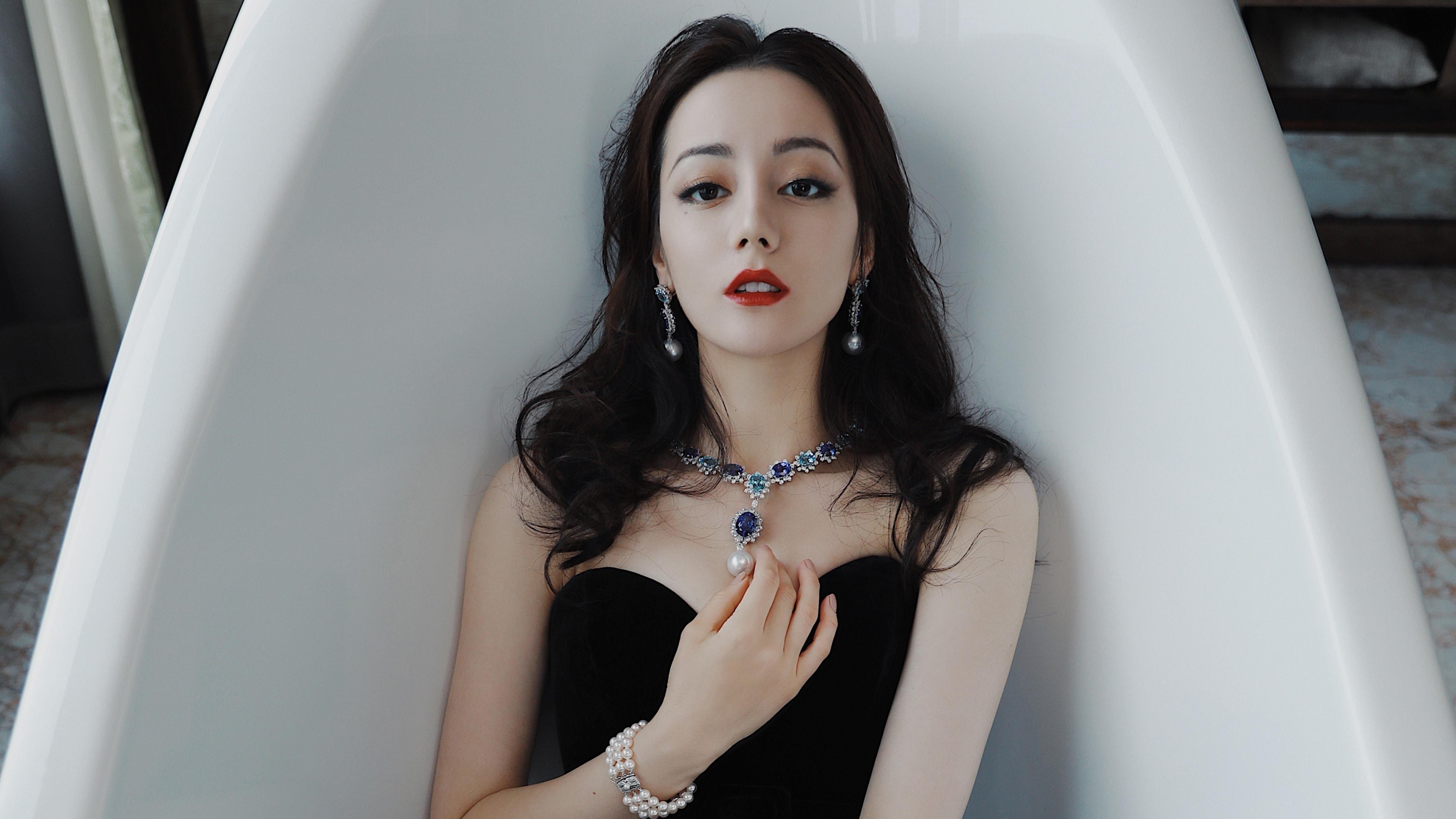 女足比赛选手风采展露，活动吸引众多观众，女足专访